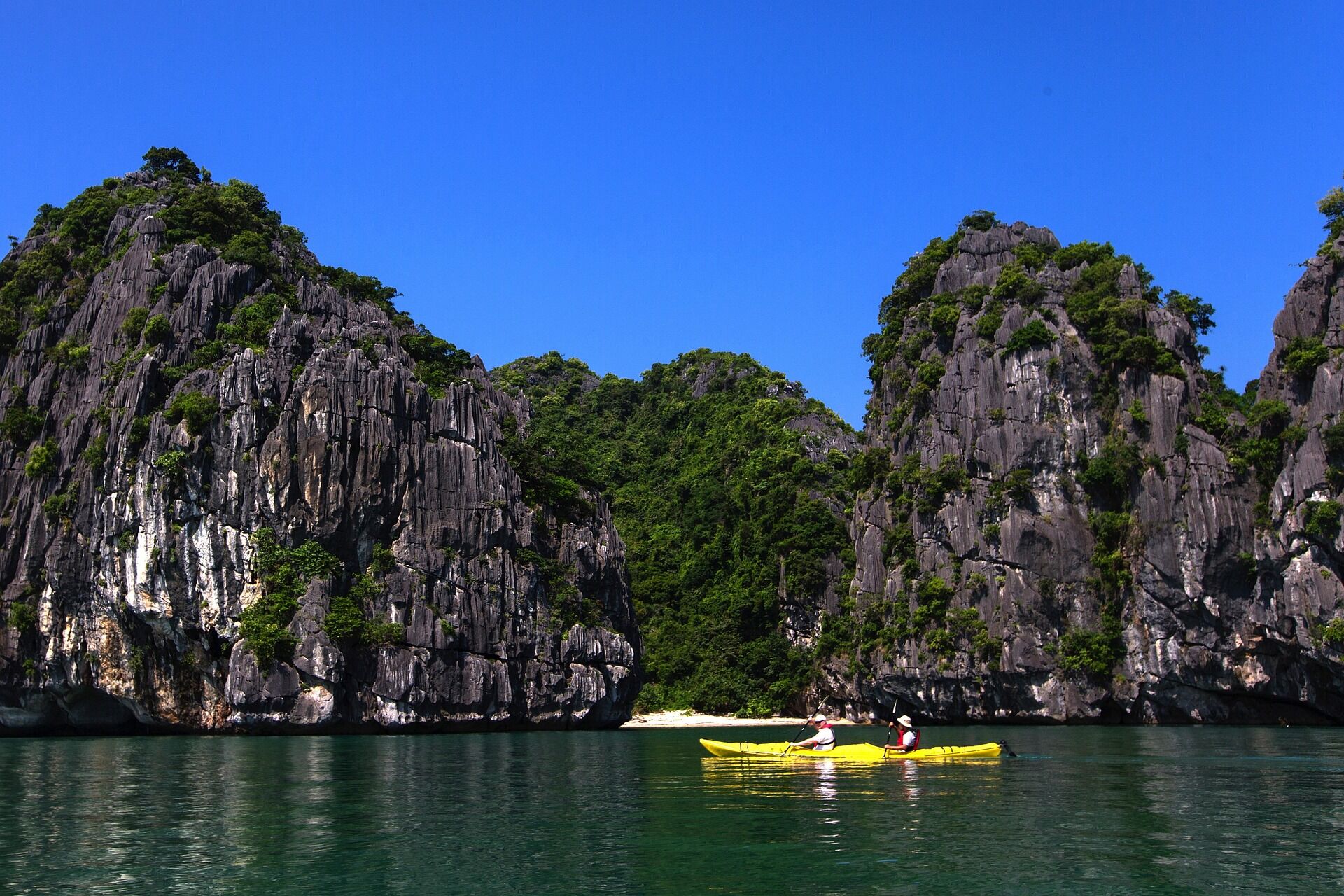 Discover secret caves & lagoons in Lan Ha Bay